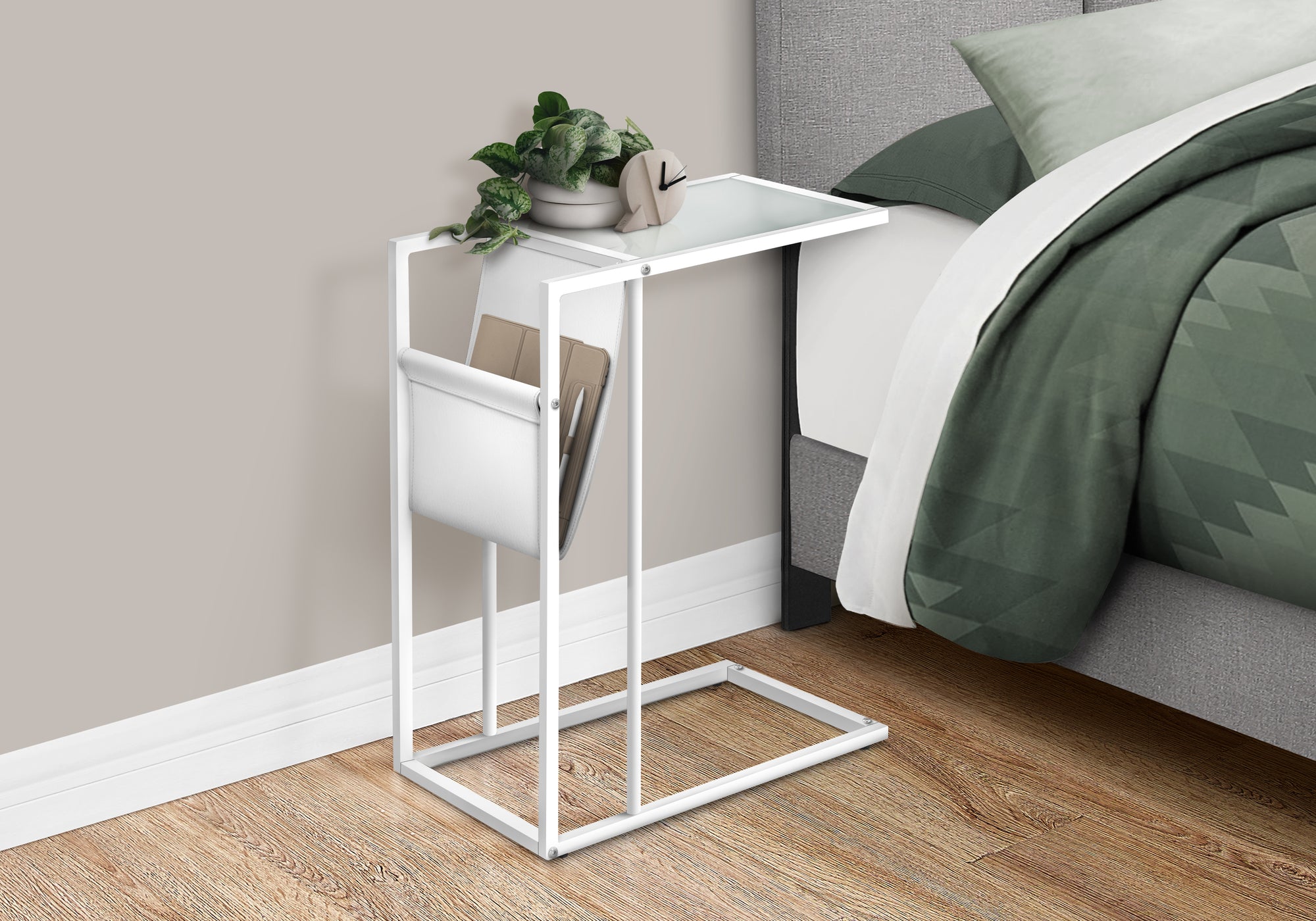 ACCENT TABLE - WHITE / WHITE METAL WITH A MAGAZINE RACK