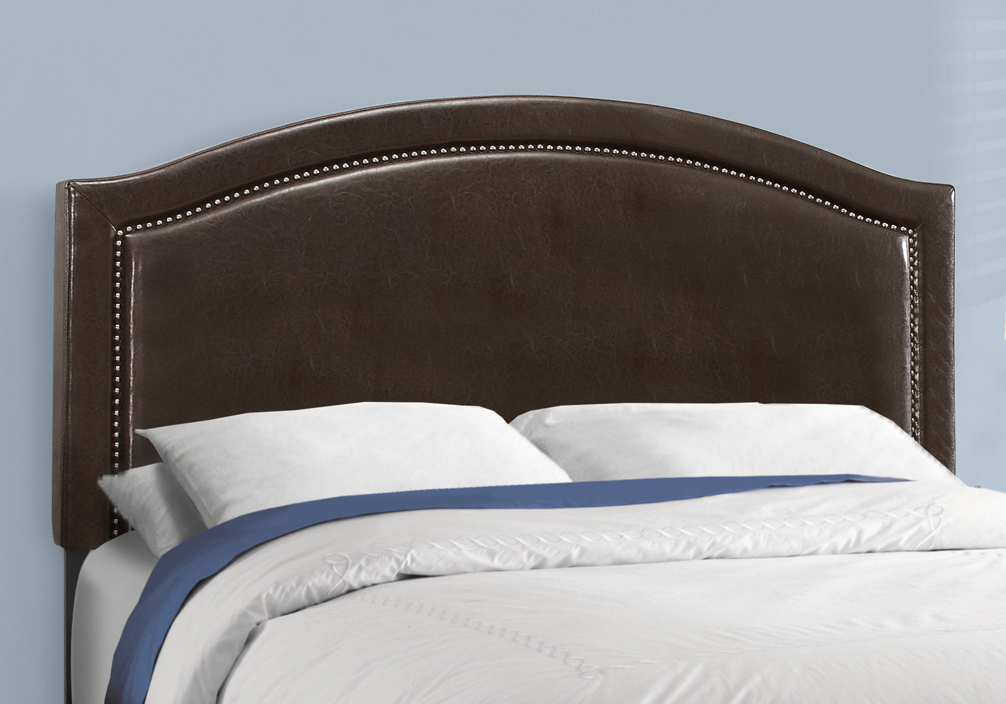 BED - QUEEN SIZE / BROWN LEATHER-LOOK WITH BRASS TRIM