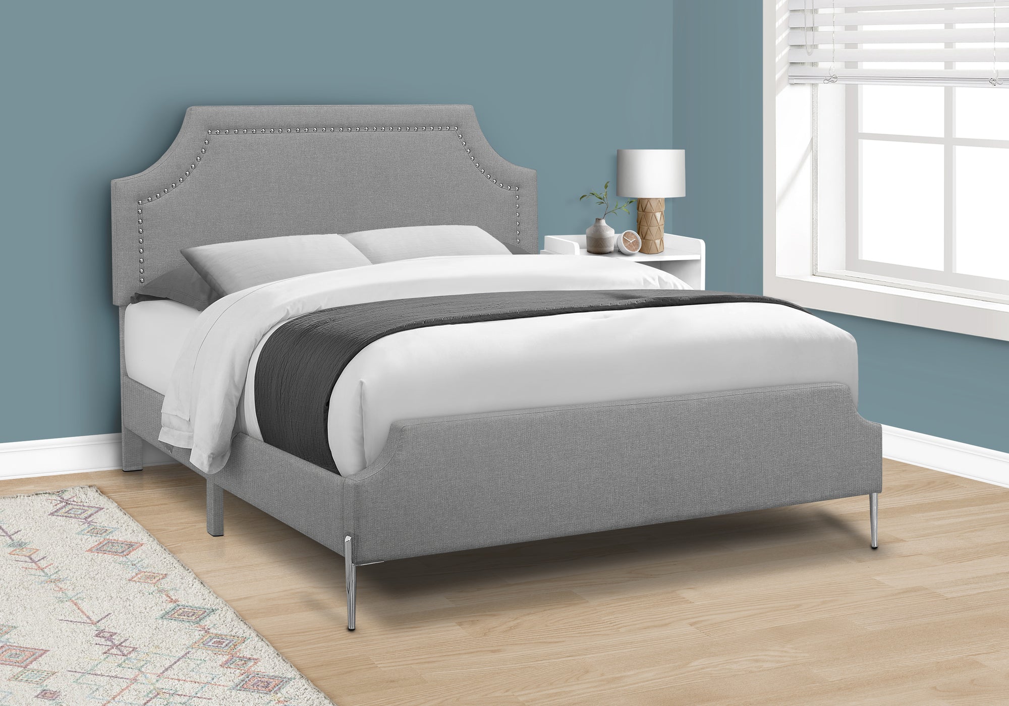 BED - QUEEN SIZE / GREY LINEN WITH CHROME METAL LEGS