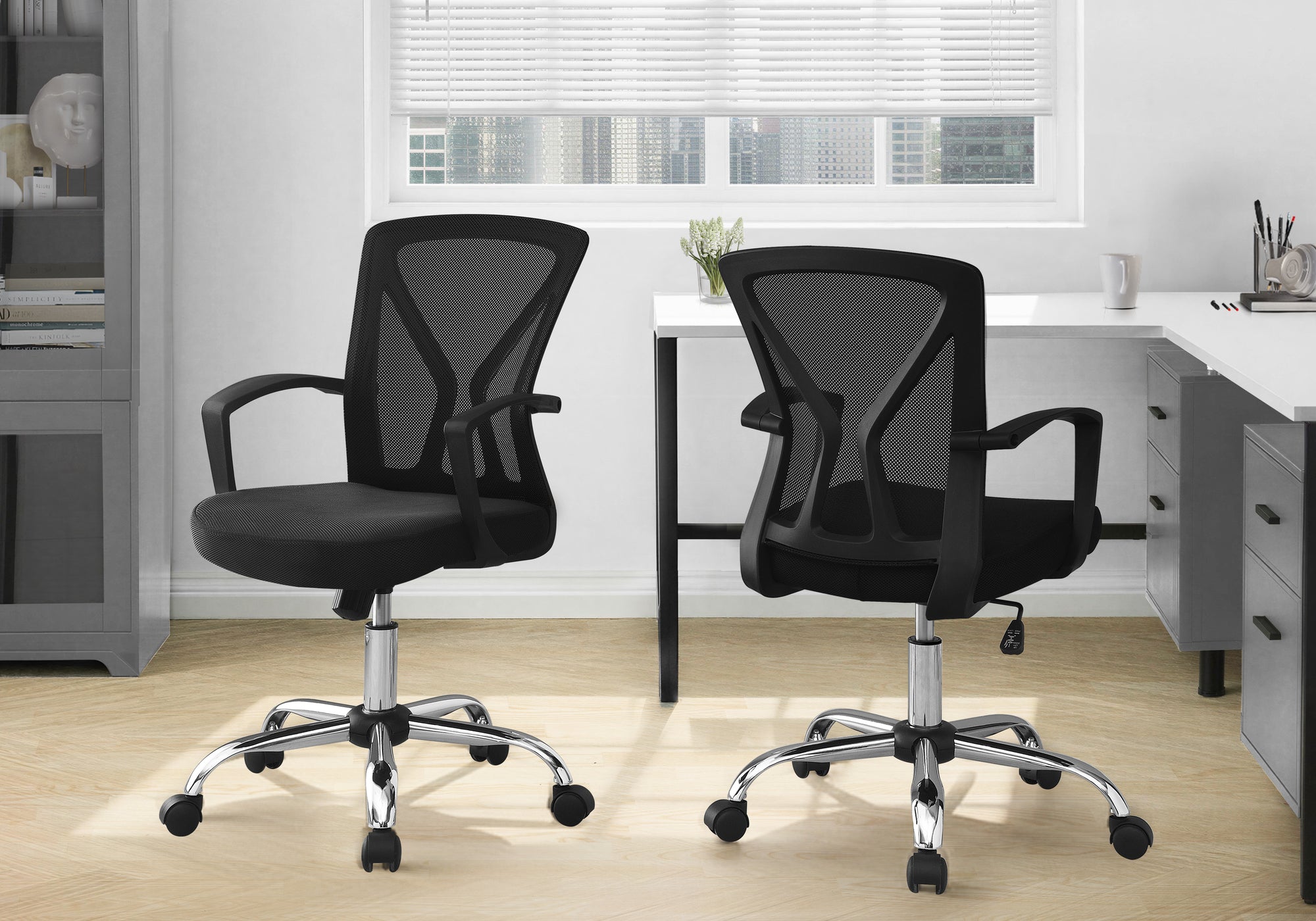 OFFICE CHAIR - BLACK / CHROME BASE ON CASTORS