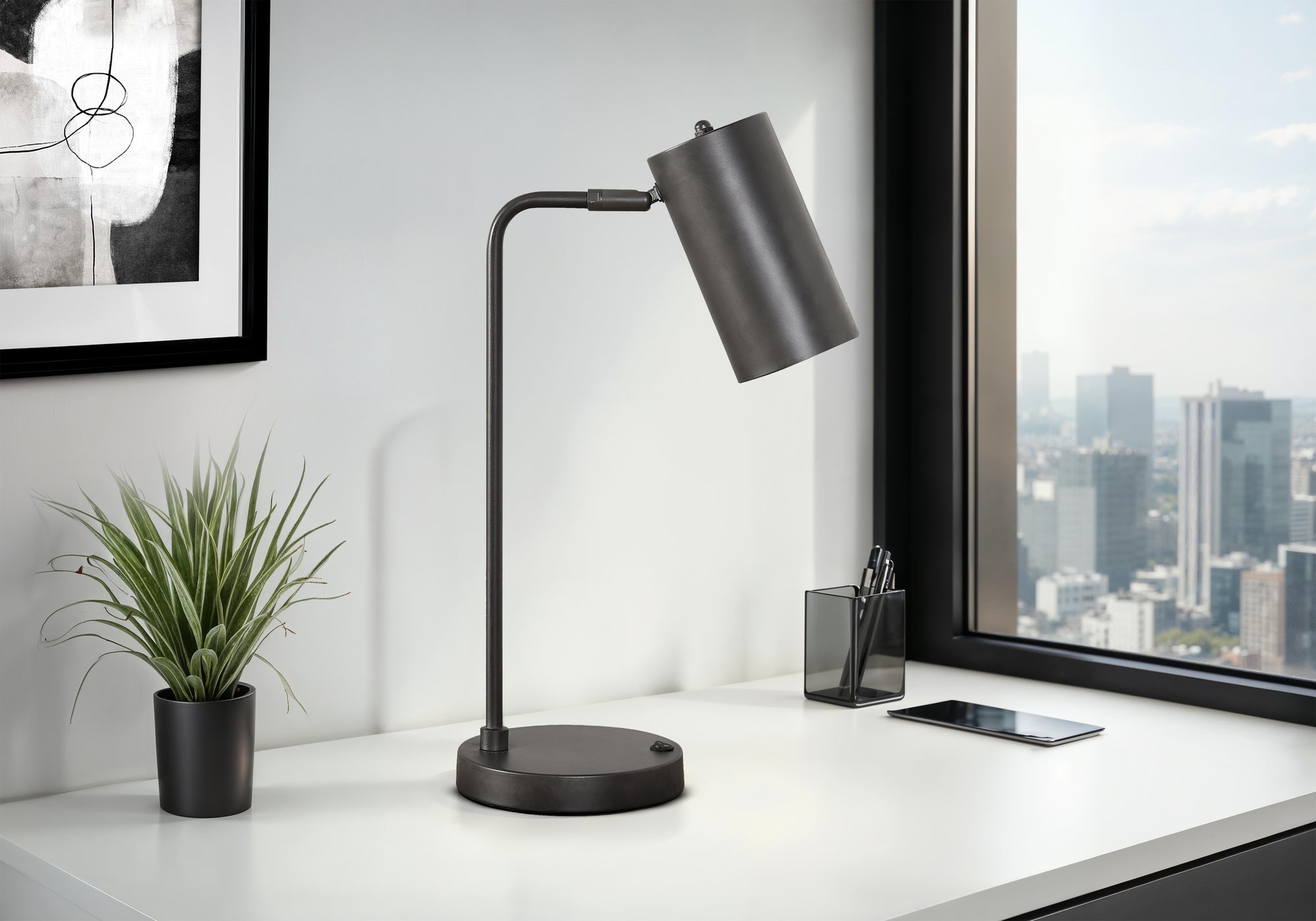 LIGHTING - 18""H TABLE LAMP BLACK METAL / BLACK SHADE / USB