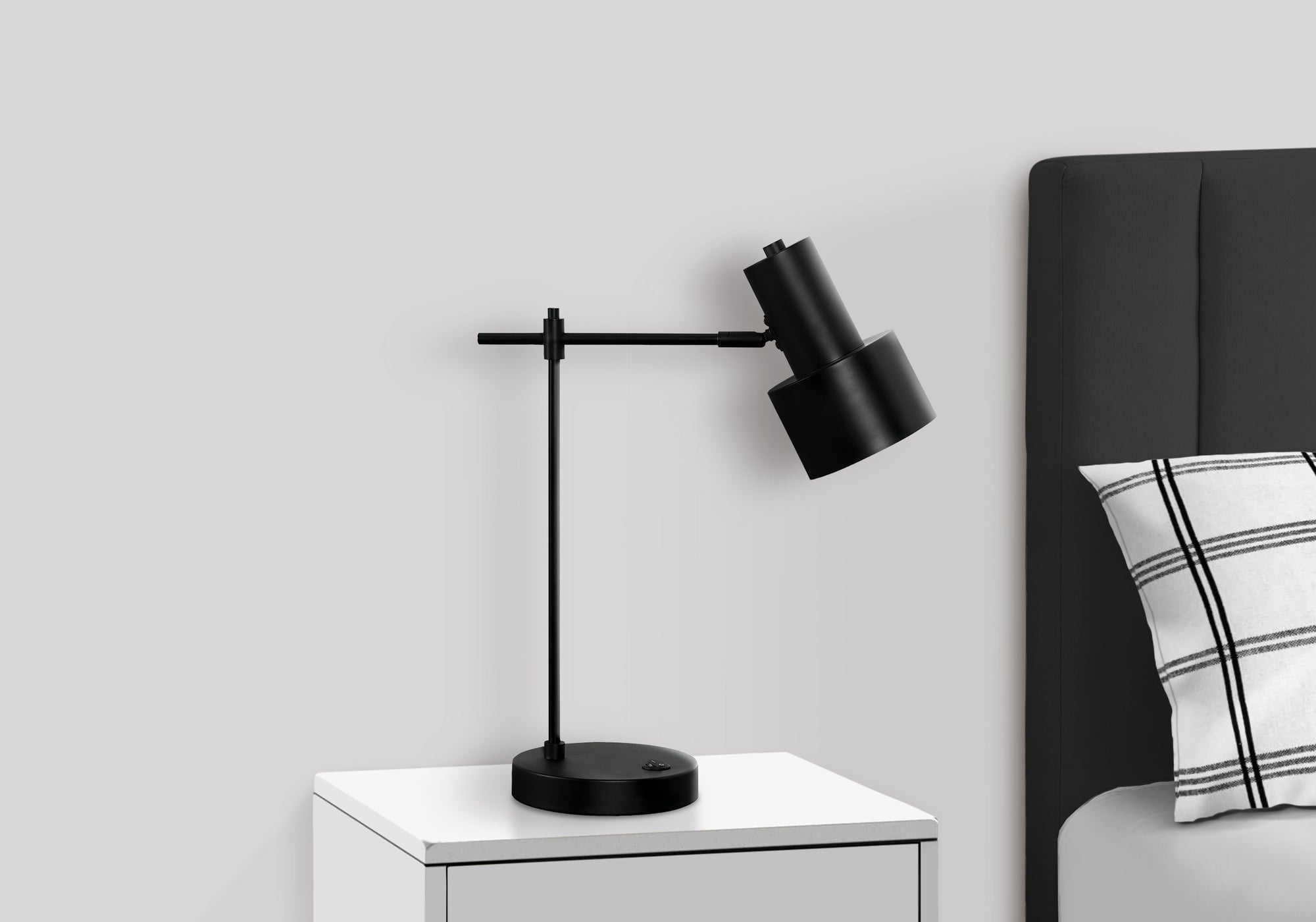 LIGHTING - 21""H TABLE LAMP BLACK METAL/BLACK SHADE/USB