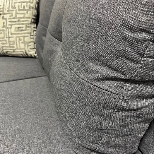 Right-Facing Grey Sectional with Chaise – Spacious & Stylish