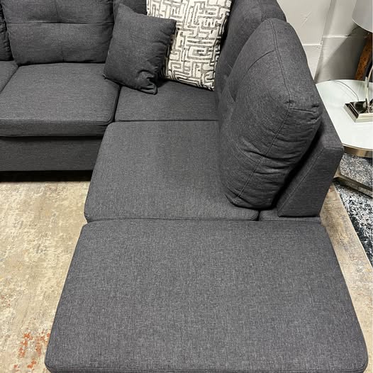 Right-Facing Grey Sectional with Chaise – Spacious & Stylish