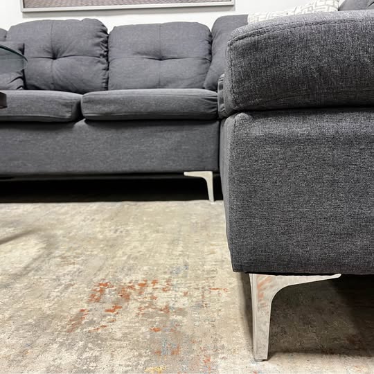 Right-Facing Grey Sectional with Chaise – Spacious & Stylish