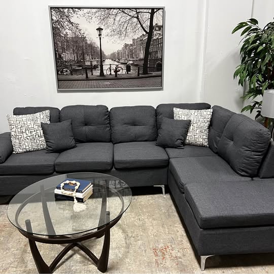 Right-Facing Grey Sectional with Chaise – Spacious & Stylish