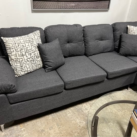 Right-Facing Grey Sectional with Chaise – Spacious & Stylish