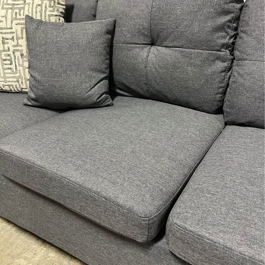 Right-Facing Grey Sectional with Chaise – Spacious & Stylish
